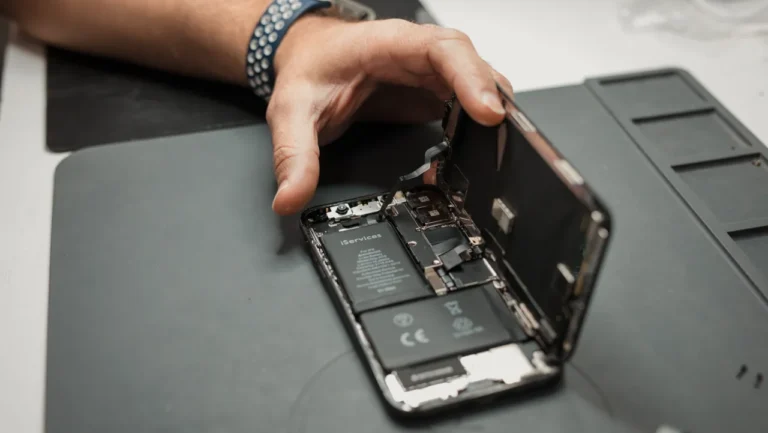 O impacto económico e ambiental da reparação de telemóveis