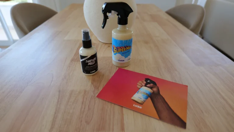 Lush Super Milk Glitter Mist é um novo spray iluminador com aroma distinto para o verão