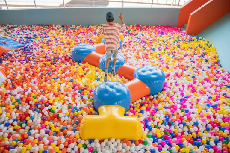 Nova atração infantil Fun Pool anima o verão no Oeiras Parque com piscina de bolas e trampolins