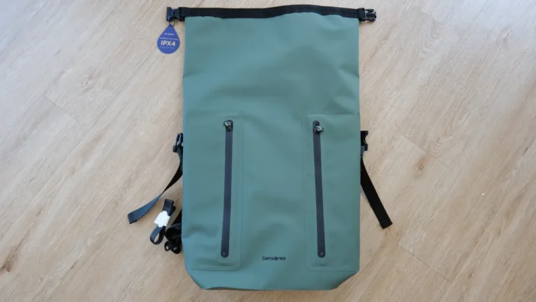 Samsonite lança mochila resistente à água com certificação IPX4 para uso urbano e profissional
