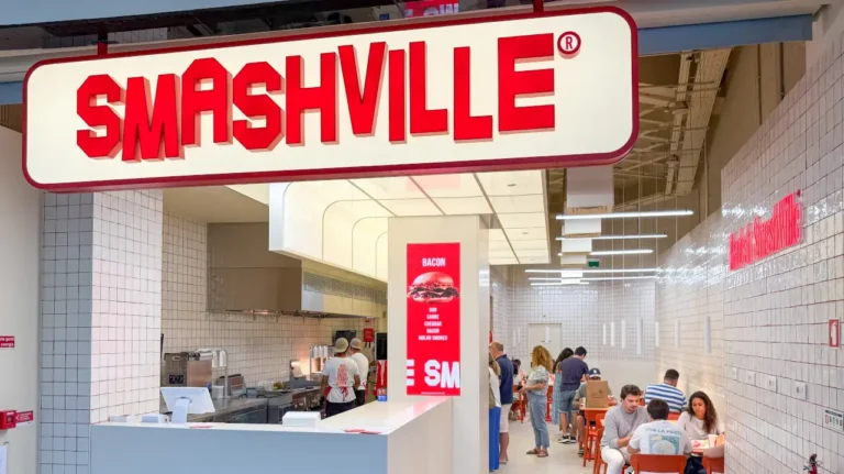 SmashVille abre loja em Almada com máquina da Coca-Cola que permite mais de 100 combinações de bebidas
