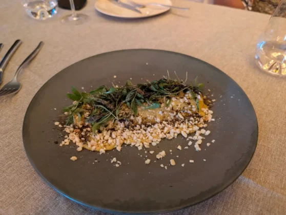 Açafrão Restaurante - Alho Francês com Manteiga de Cabra, Amêndoa e Coentros