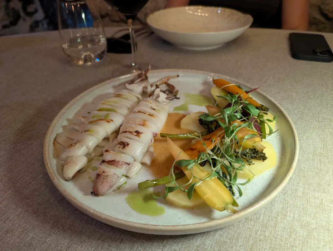 A&ccedil;afr&atilde;o Restaurante - Lula Nacional com Molho XO e Legumes Grelhados