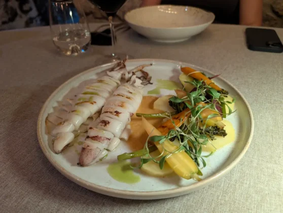 Açafrão Restaurante - Lula Nacional com Molho XO e Legumes Grelhados