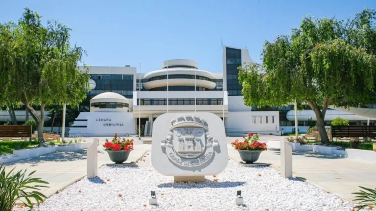 Albufeira restringe venda de álcool para consumo na rua entre as 23h e 8h