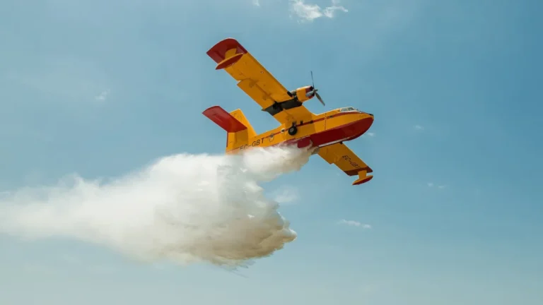 Grécia envia dois aviões Canadair para apoiar combate aos incêndios em Portugal