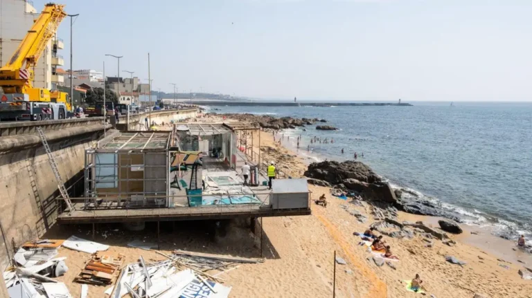 Bar da Praia dos Ingleses está quase totalmente demolido