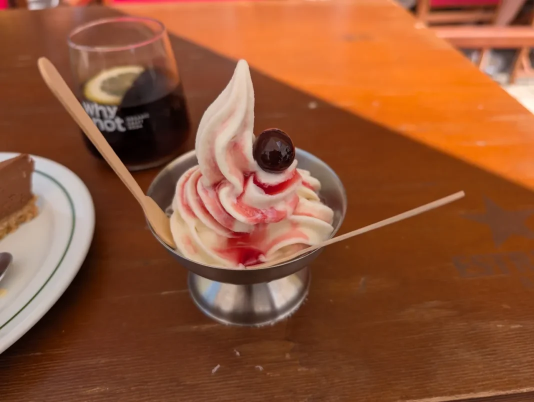 Blitz Pizza & Deli - Sorvete de&nbsp;baunilha com um topper calda de&nbsp;cereja