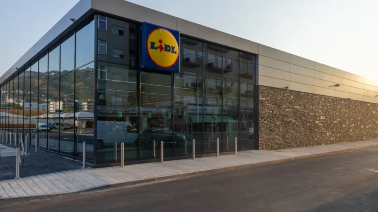 Lidl reabre loja Peso da Régua em novo edifício revestido com xisto 100% português