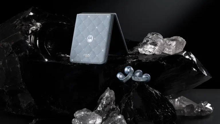 The Brilliant Collection. Motorola junta-se à Swarovski para lançar o motorola razr 60 e os buds loop com cristais da marca austríaca