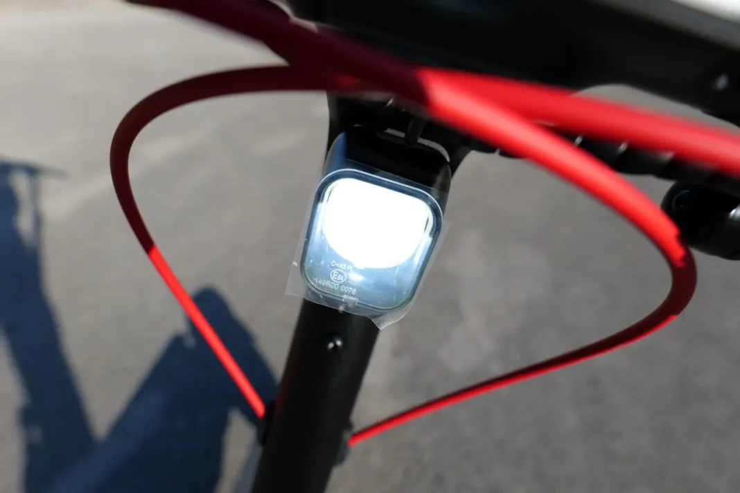 Ninebot F3 Pro - luz de estrada