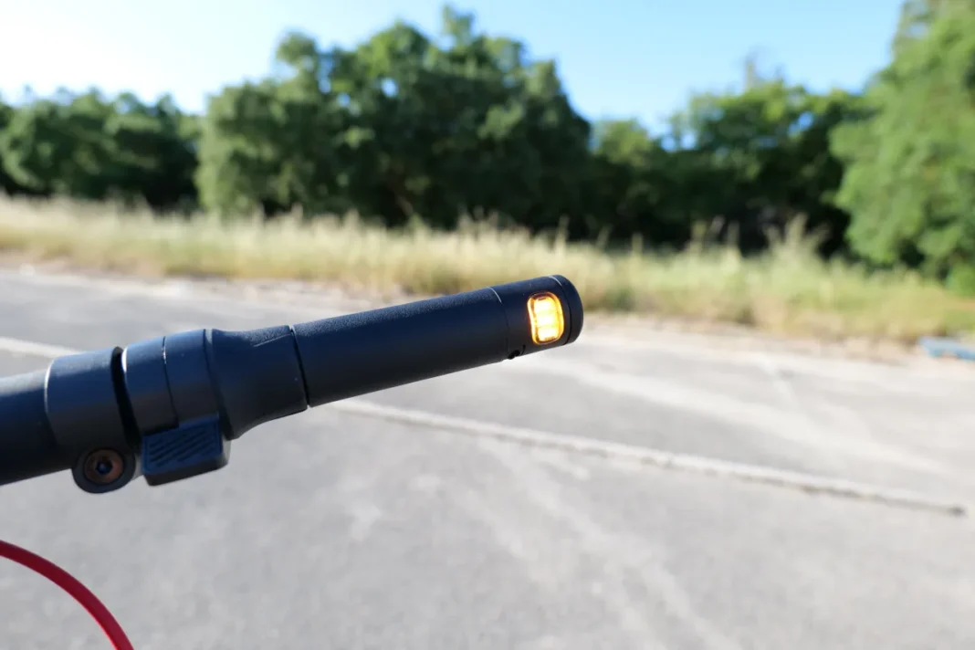 Ninebot F3 Pro - luz pisca