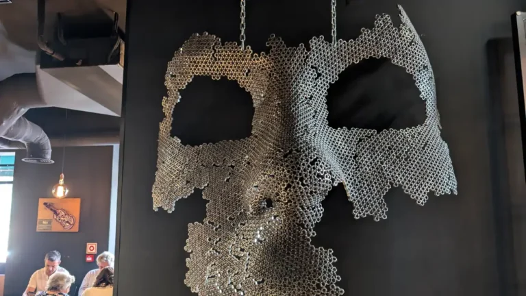 Rui Basílio leva imaginário veneziano a Lisboa com máscara feita de 4.000 porcas