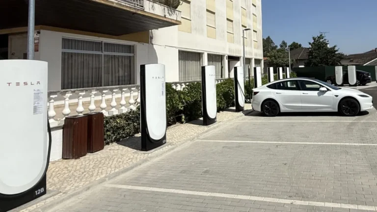 Tesla Supercharger de Fátima passa a contar com 32 pontos de carregamento ultrarrápido
