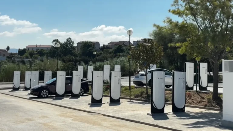 Tesla Supercharger da Mealhada tem agora 40 postos e é o maior em Portugal