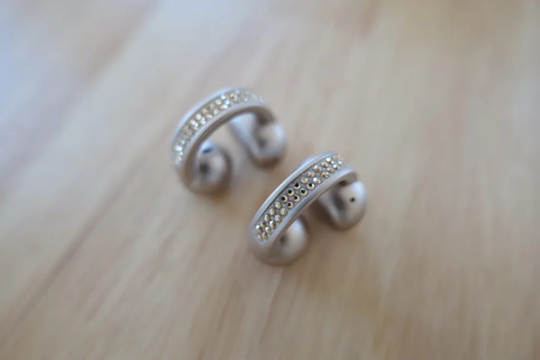 MOTOROLA Moto Buds Loop Premium (Bege) - Cristals by Swarovski