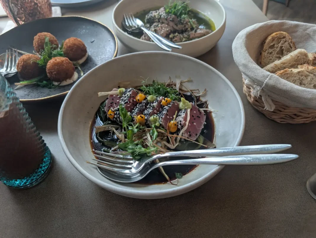 Boshq - Tataki de atum com pur&eacute; de pastinaga e abacate