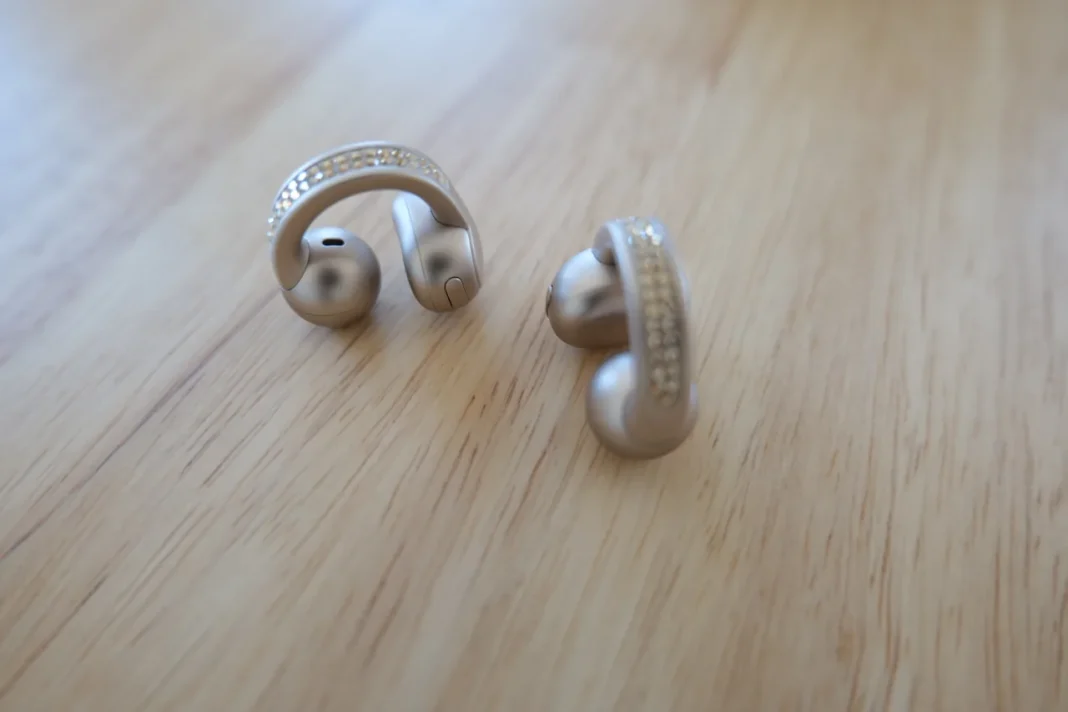 MOTOROLA Moto Buds Loop Premium (Bege) - Cristals by Swarovski