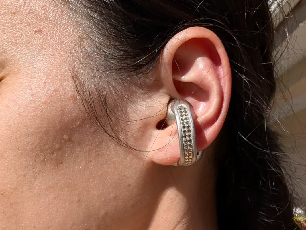 MOTOROLA Moto Buds Loop Premium (Bege) - Cristals by Swarovski