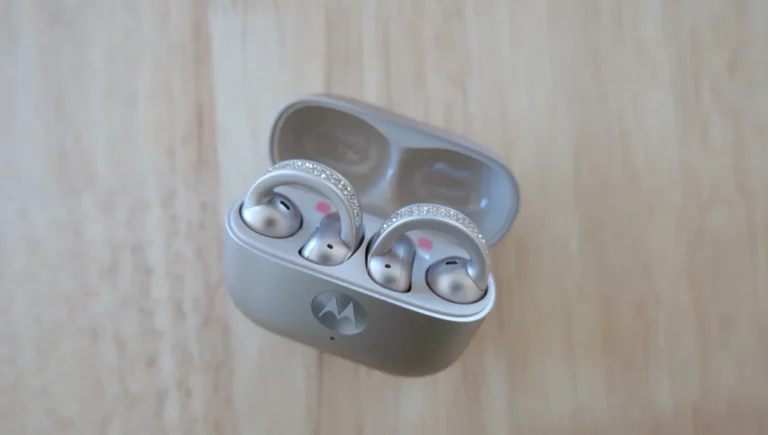 Moto Buds Loop – Review: auriculares Motorola com o brilho Swarovski