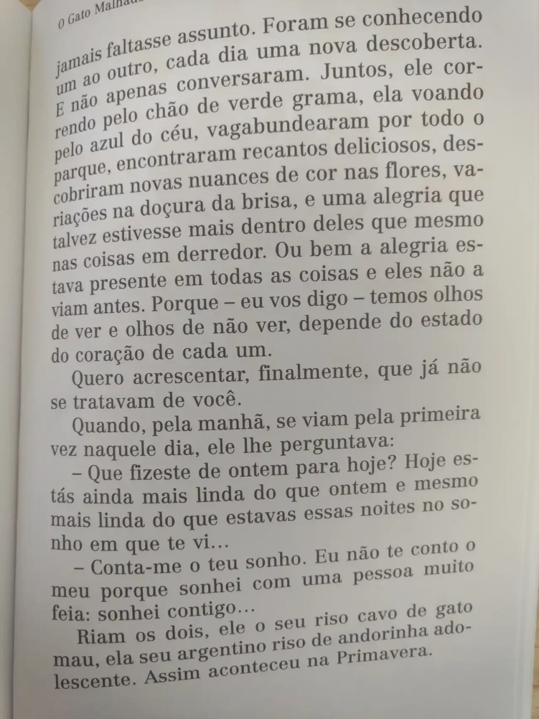 Boox 2 - fotografia tirada a uma p&aacute;gina de um livro