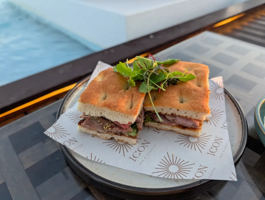 ICON Bar & Rooftop - Focaccia de rosbife e creme trufado