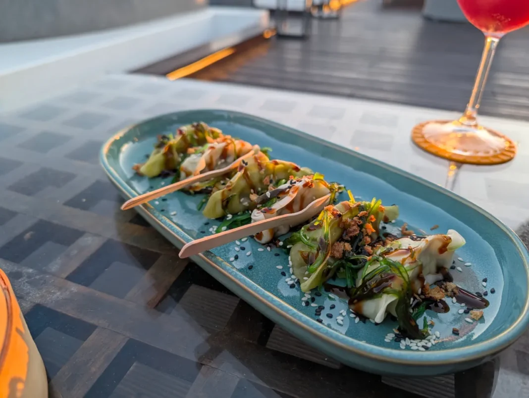 ICON Bar & Rooftop - Gyosas de vegetais e camar&atilde;o