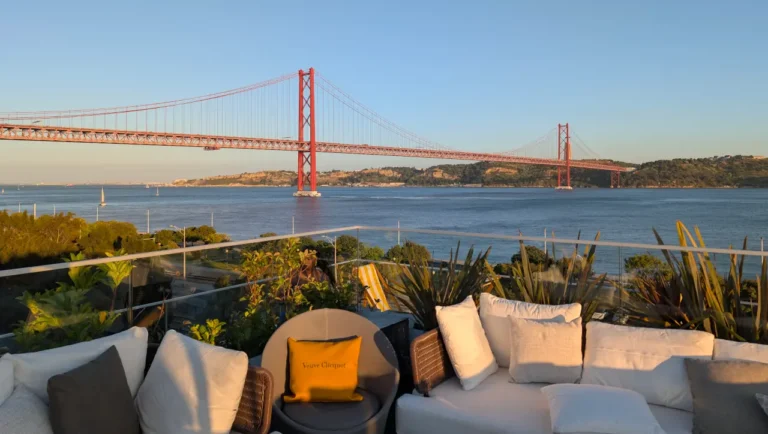 ICON Bar & Rooftop: música, cocktails, comida e pôr do sol num dos melhores rooftops de Lisboa