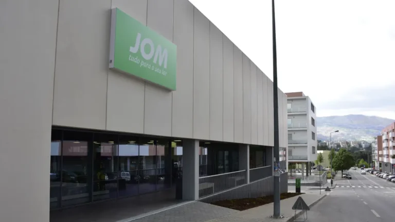 Remodelação da loja JOM em Vila Real aproxima-se da conclusão