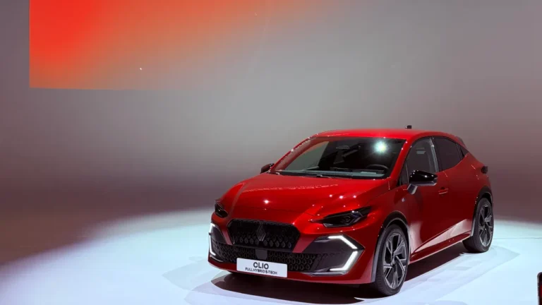 Renault Clio renova-se em 2025 com design arrojado, motorização híbrida e mais tecnologia