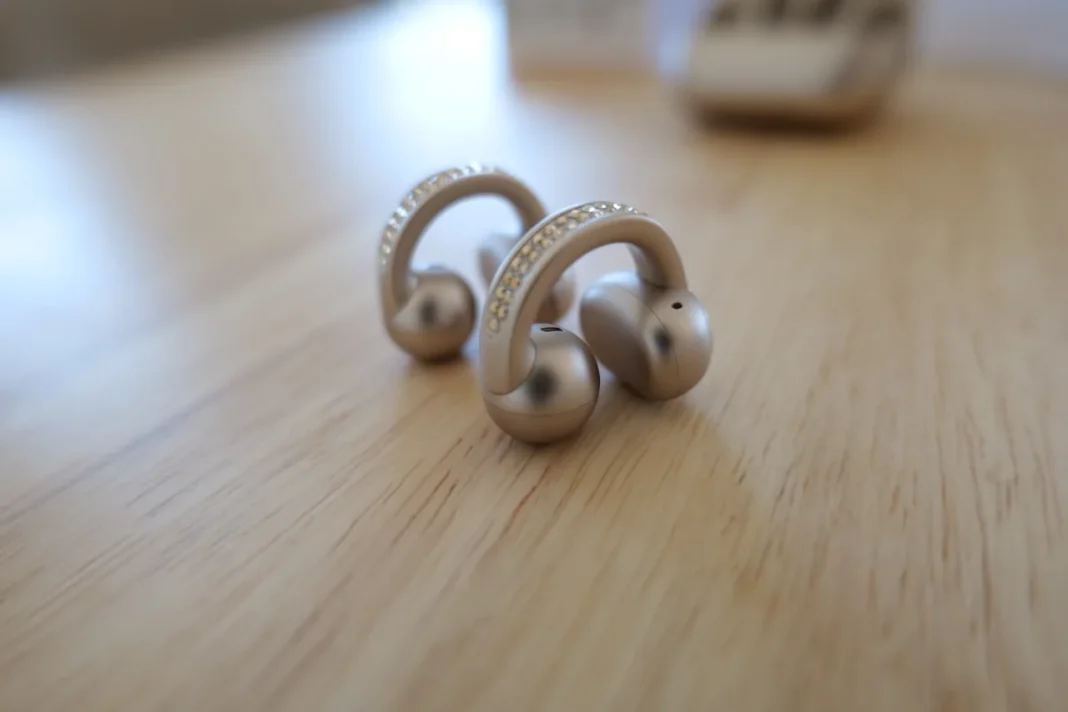 MOTOROLA Moto Buds Loop Premium (Bege) - Cristals by Swarovski