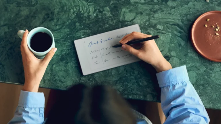 reMarkable Paper Pro Move é o novo paper tablet pensado para o trabalho fora do escritório