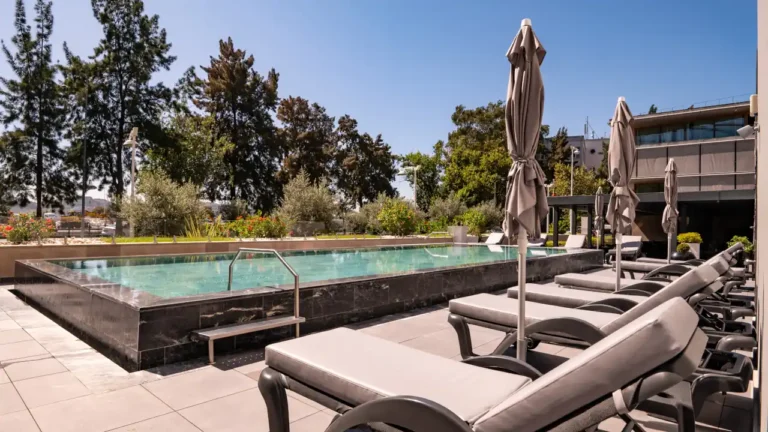 Vila Galé Ópera inaugura piscina exterior com vista para o Tejo