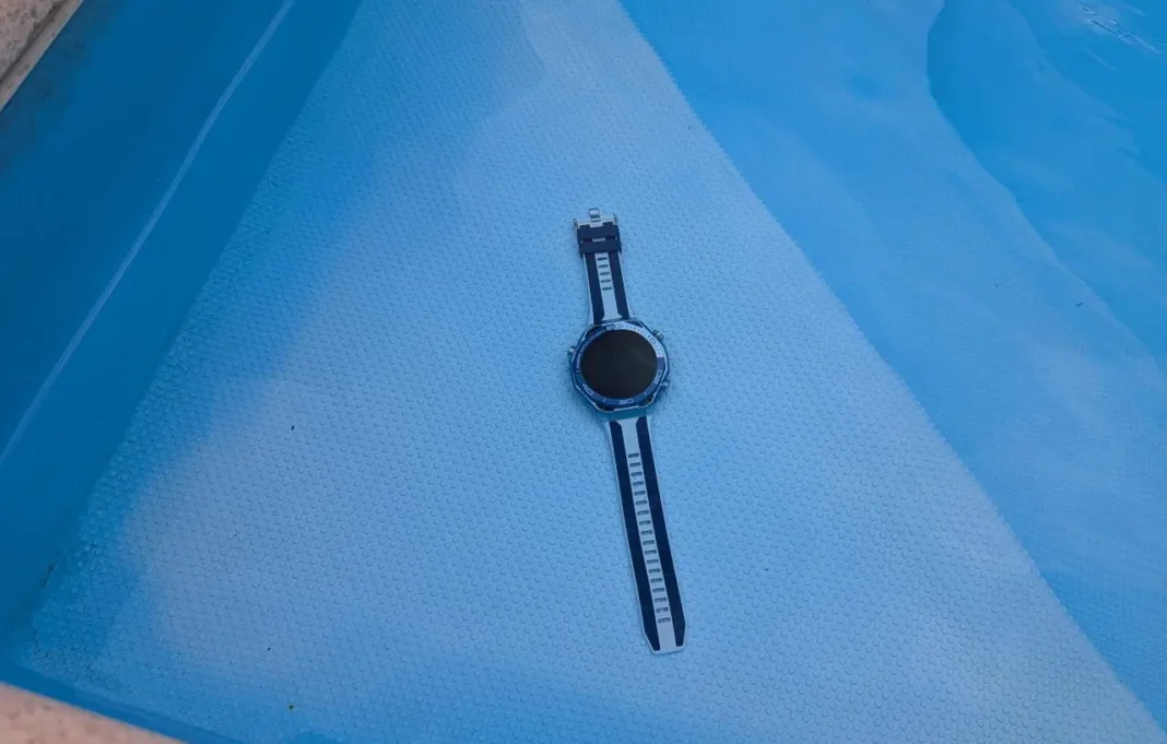 Huawei Watch Ultimate 2 dentro da piscina