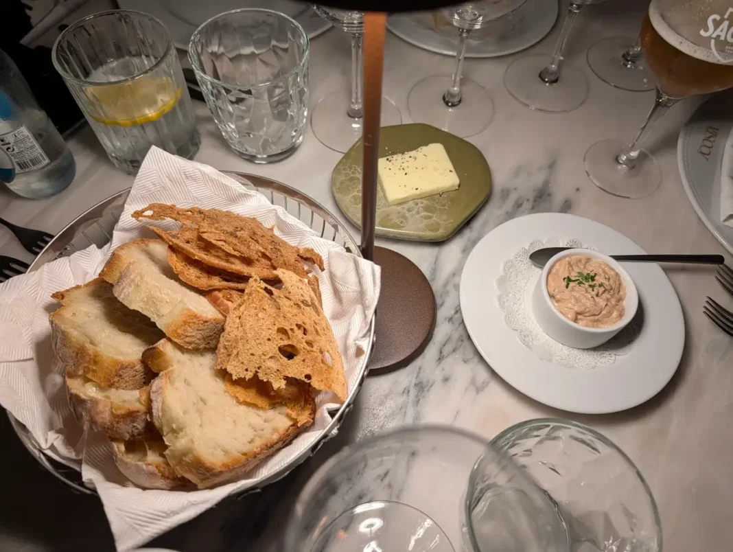 &Agrave; Costa&nbsp;by Olivier - Cesto de p&atilde;o, manteiga dos A&ccedil;ores e pasta de atum