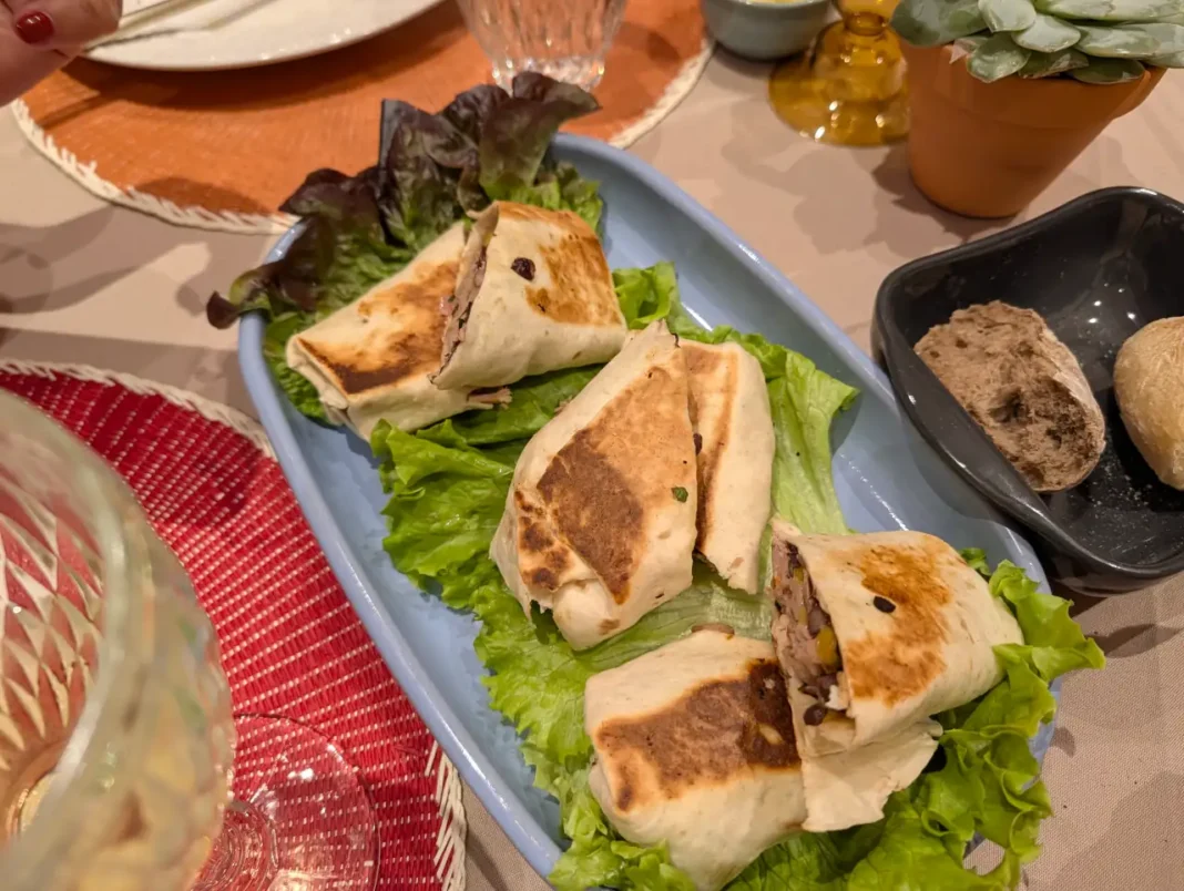 Angels Bar - Burritos de Barriga de porco desfiada, feij&atilde;o preto, pico de galo e queijo