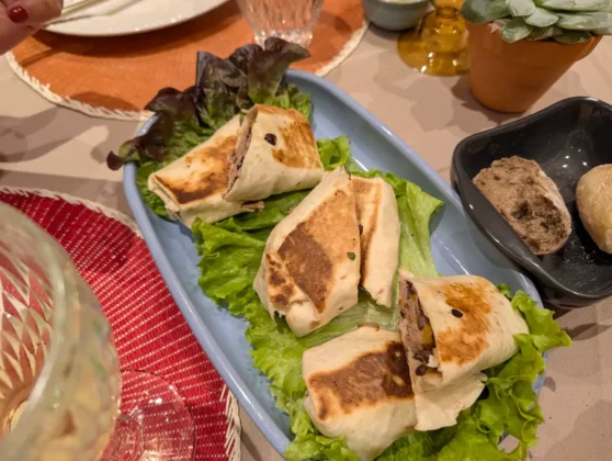 Angels Bar - Burritos de Barriga de porco desfiada, feijão preto, pico de galo e queijo