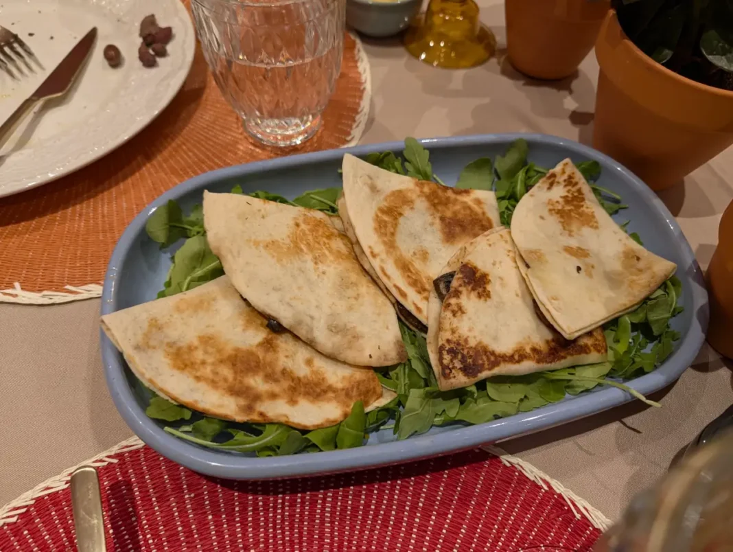 Angels Bar - Quesadilhas com espinafres, cogumelos e sour cream