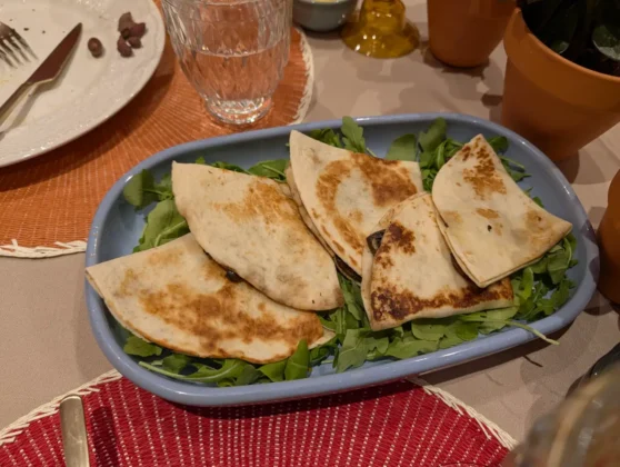 Angels Bar - Quesadilhas com espinafres, cogumelos e sour cream