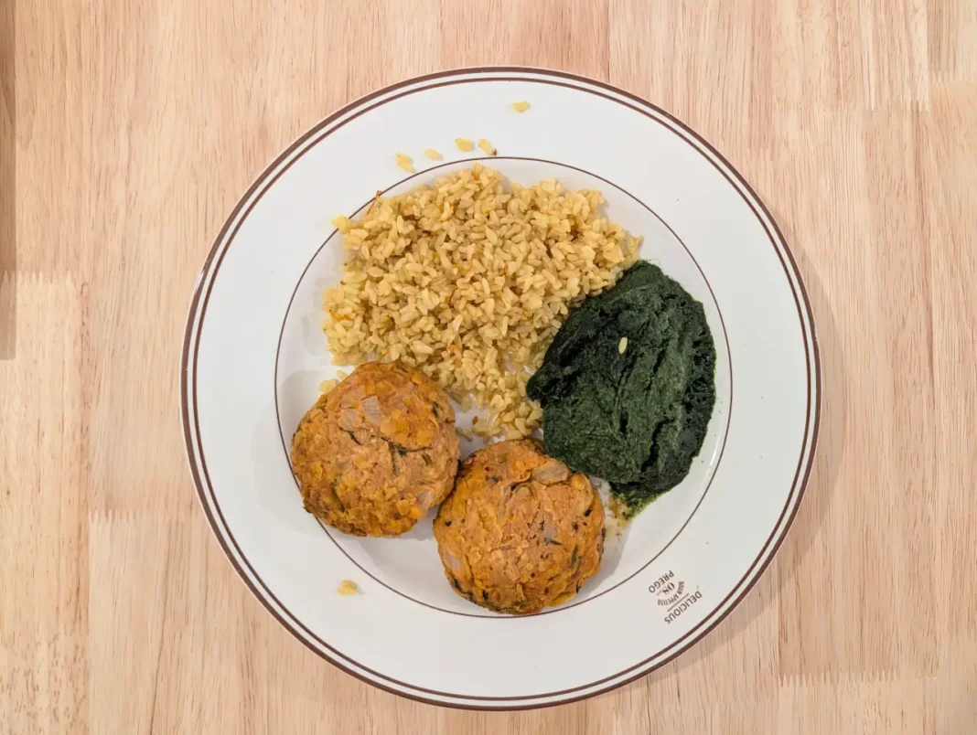 Celeiro - Hamb&uacute;rguer de atum com arroz de curcuma e esparregado