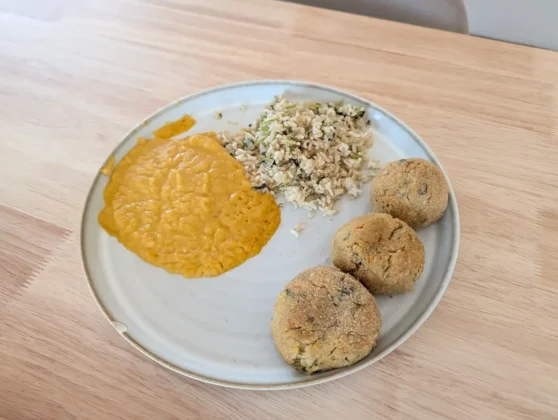 Celeiro - Almôndegas de legumes com arroz de coentros e puré de abóbora e maçã