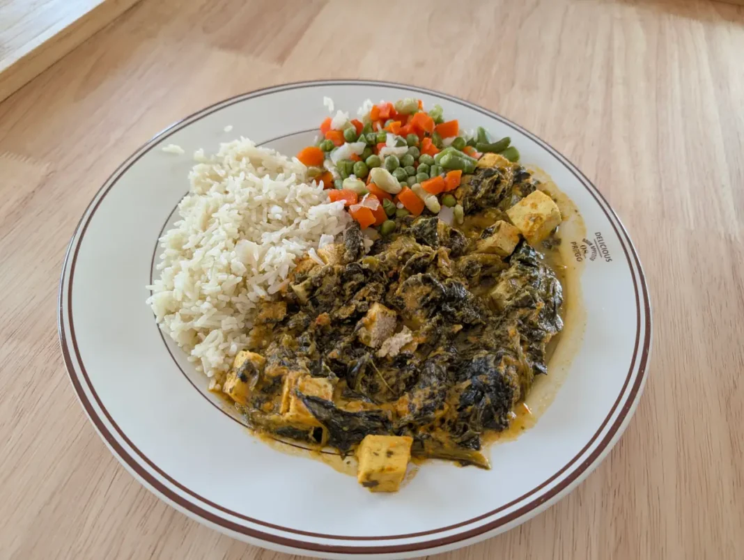 Celeiro - Palak de tofu com arroz basmati e salteado de legumes