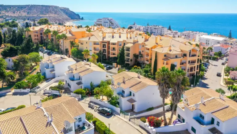 Por que devem comprar um imóvel em Lagos: principais razões para investir no centro costeiro do Algarve