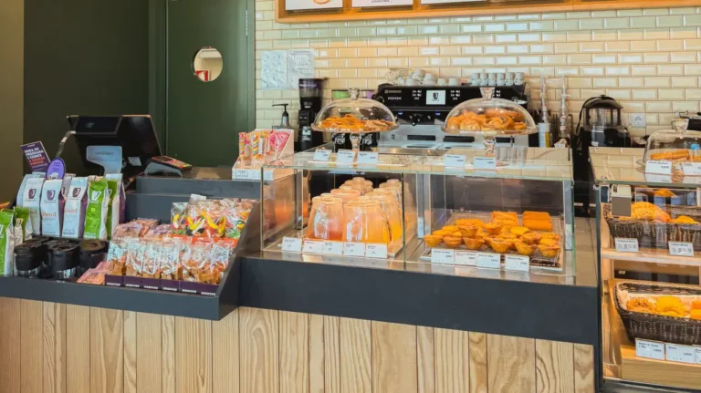 Jeronymo reabre no Centro Colombo com conceito Coffee&Friends