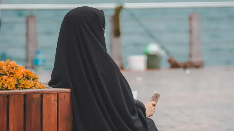 Parlamento aprova lei que proíbe vestes que tapem o rosto em locais públicos