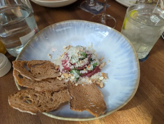 Novo Mundo - Carpaccio Novo Mundo de novilho com trufa, lima e aioli