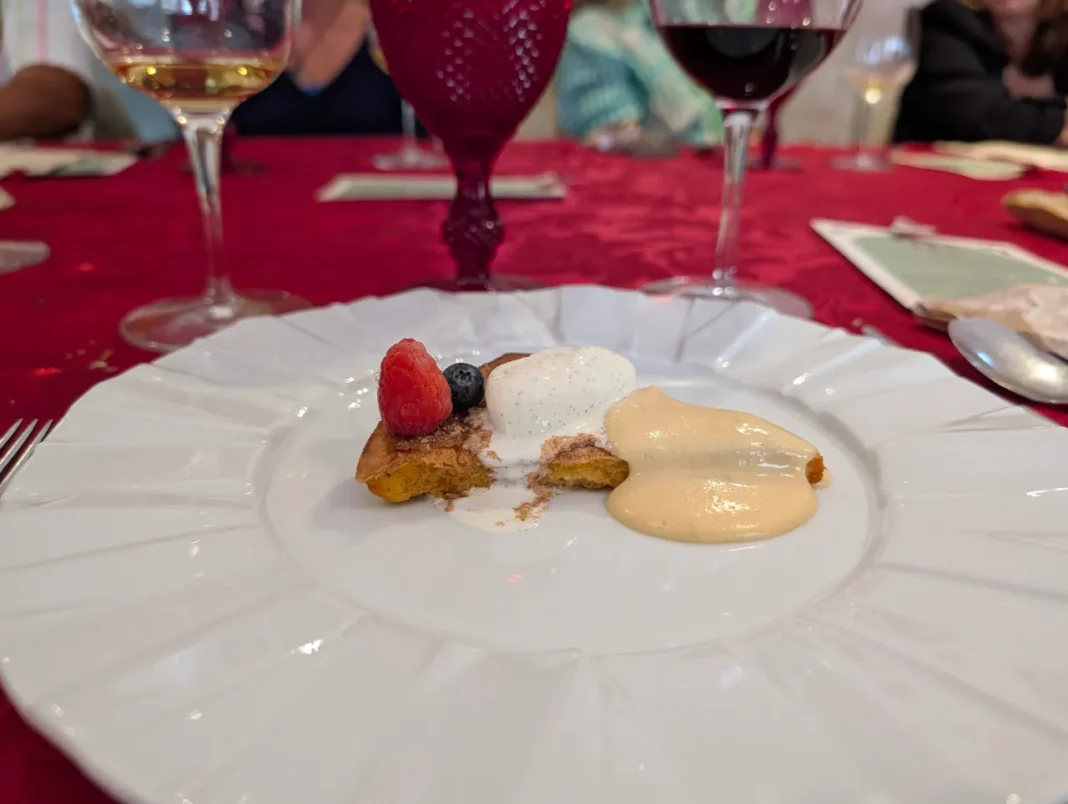 Restaurante STAY - Fatia dourada com creme ingl&ecirc;s e gelado de baunilha