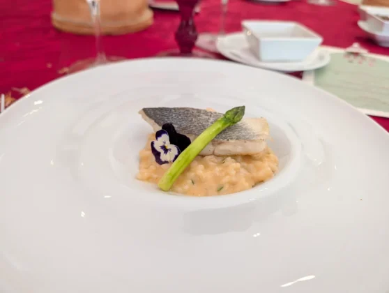 Restaurante STAY - Filete de robalo com risoto de camarão e espargos