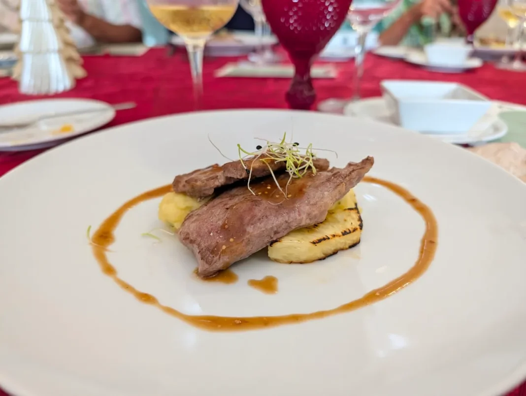 Restaurante STAY - Presa de porco preto com pur&eacute; de batata, azeite de trufa e abacaxi grelhado