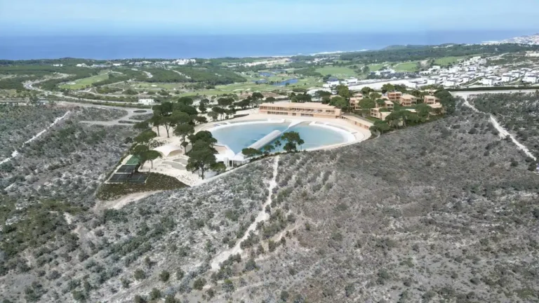 Entre a Ericeira e a Nazaré ergue-se o Surf Village, parque de surf pioneiro em Portugal